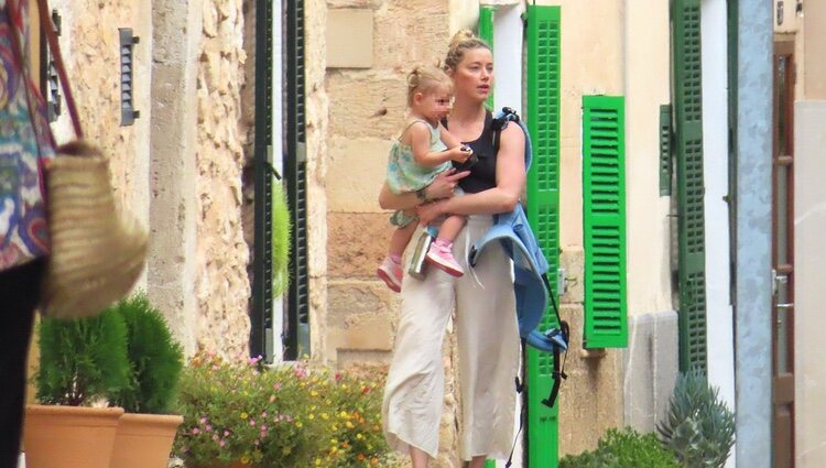 Amber Heard paseando con su hija por Mallorca