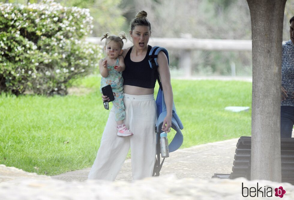 Amber Heard, enfadada al ser fotografiada con su hija