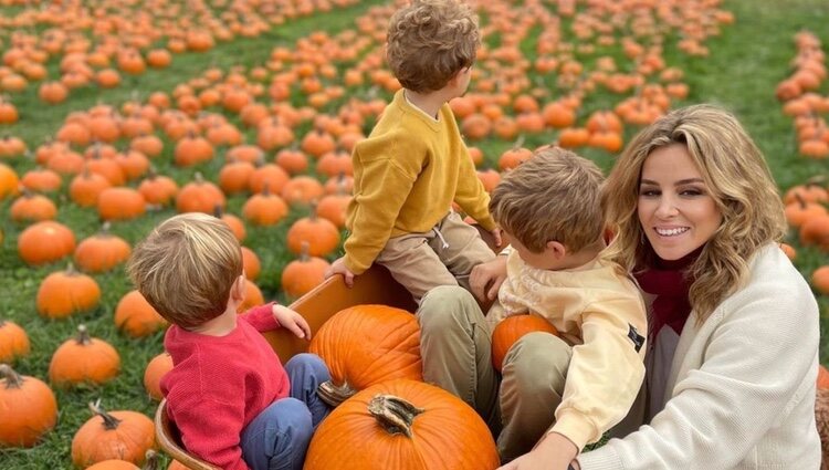 Alejandra Silva con sus tres hijos