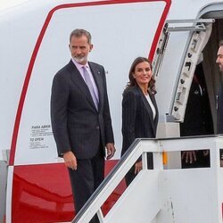 El Rey Felipe VI y la Reina Letizia en el avión rumbo a su visita de Estado a Alemania