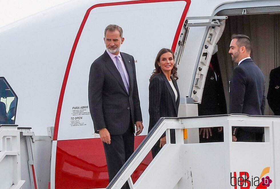 El Rey Felipe VI y la Reina Letizia en el avión rumbo a su visita de Estado a Alemania