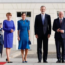 Los Reyes Felipe y Letizia con Frank-Walter Steinhemeier y Elke Bündenbender en la ceremonia de bienvenida en Alemania