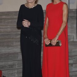 La Reina Letizia conversa con la primera dama de Alemania en la cena de estado celebrada en Berlín