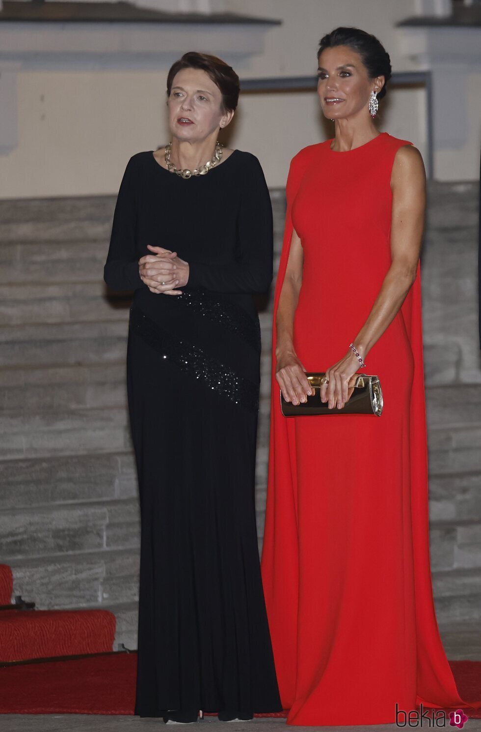 La Reina Letizia conversa con la primera dama de Alemania en la cena de estado celebrada en Berlín