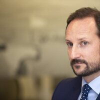 Haakon de Noruega en su visita al Norwegian Refugee Council