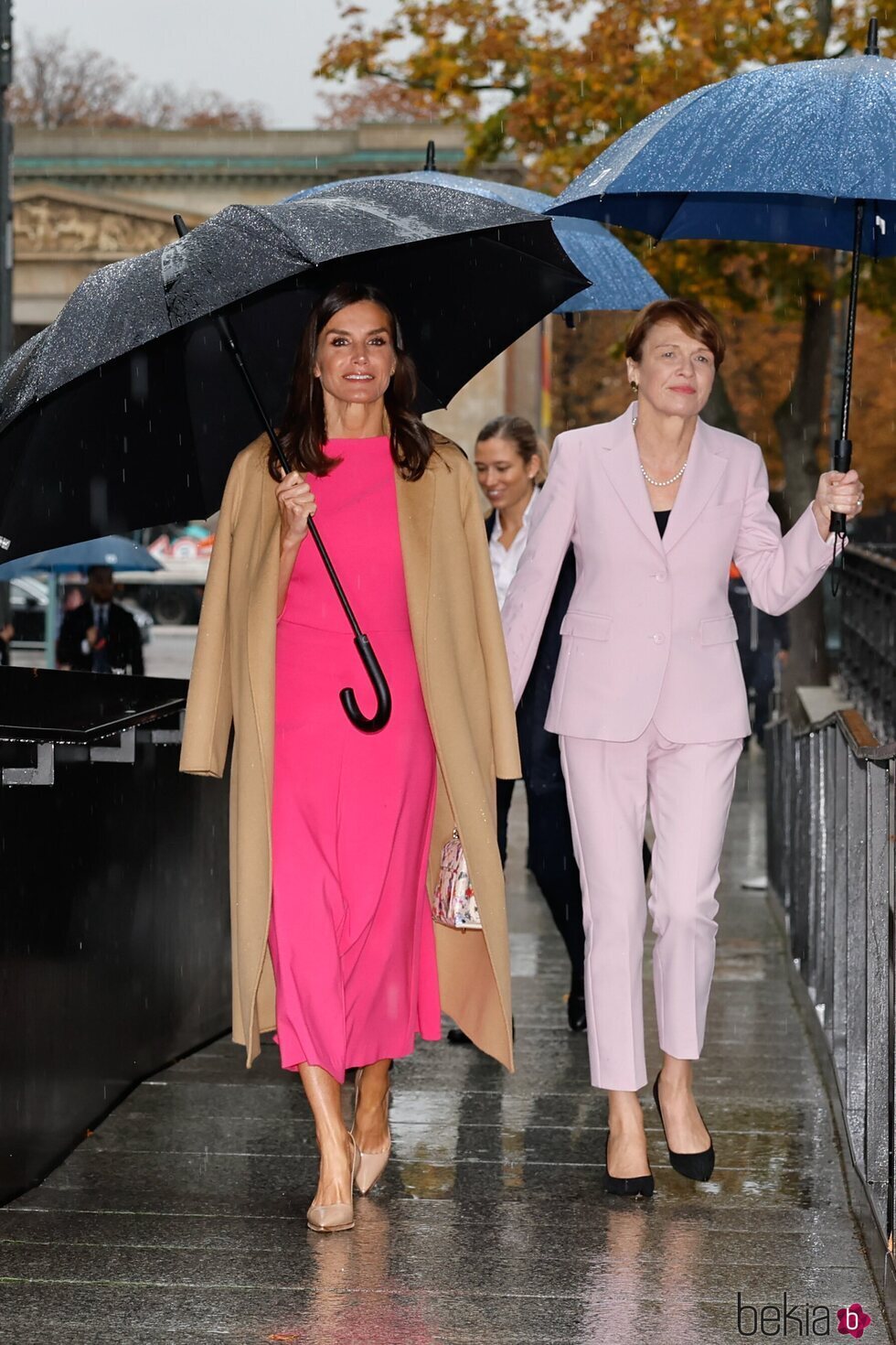 La Reina Letizia y Elke Büdenbender en una exposición en Berlín durante la Visita de Estado de los Reyes de España a Alemania