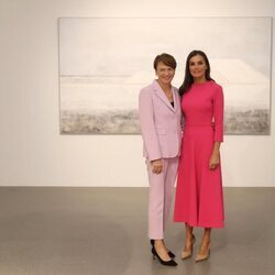 Elke Büdenbender y la Reina Letizia, muy cómplices en una exposición en Berlín durante la Visita de Estado de los Reyes de España a Alemania