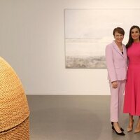 Elke Büdenbender y la Reina Letizia, muy cómplices en una exposición en Berlín durante la Visita de Estado de los Reyes de España a Alemania