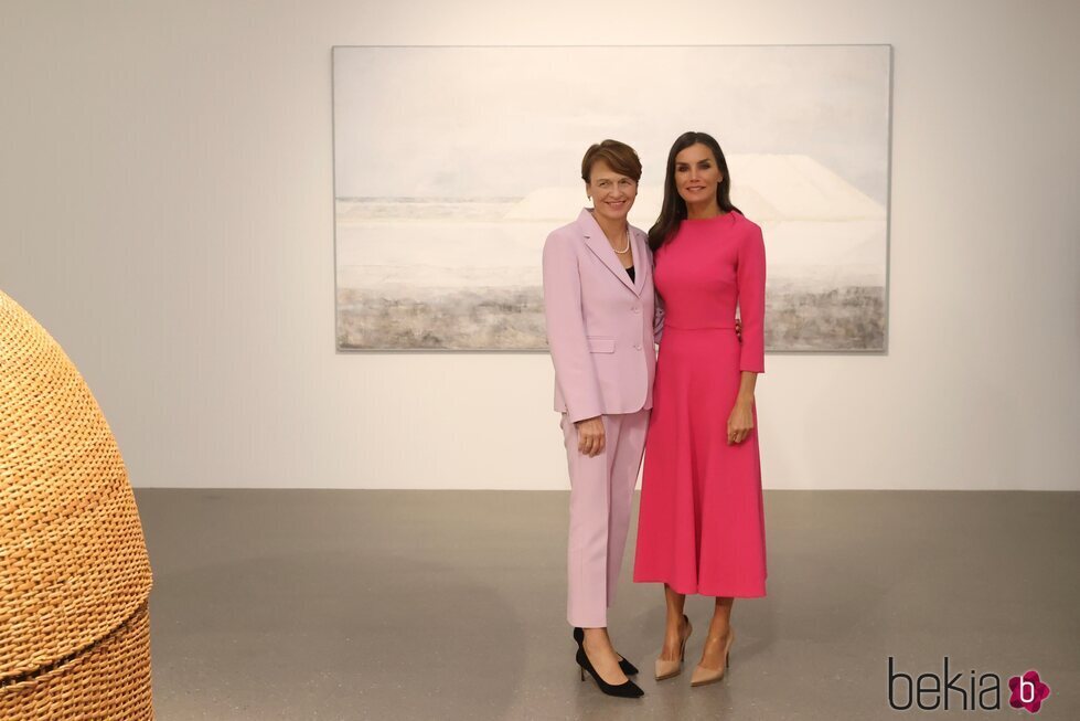 Elke Büdenbender y la Reina Letizia, muy cómplices en una exposición en Berlín durante la Visita de Estado de los Reyes de España a Alemania