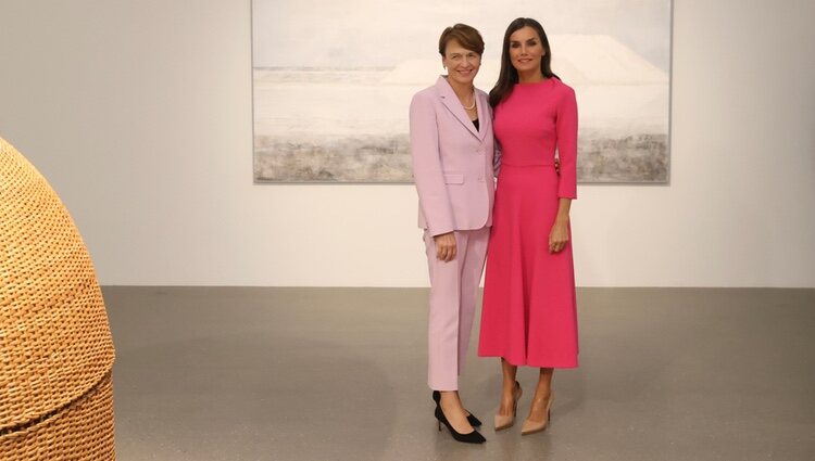 Elke Büdenbender y la Reina Letizia, muy cómplices en una exposición en Berlín durante la Visita de Estado de los Reyes de España a Alemania