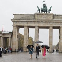 Los Reyes Felipe y Letizia y la Alcaldesa de Berlín en la Puerta de Brandeburgo en la Visita de Estado de los Reyes de España a Alemania