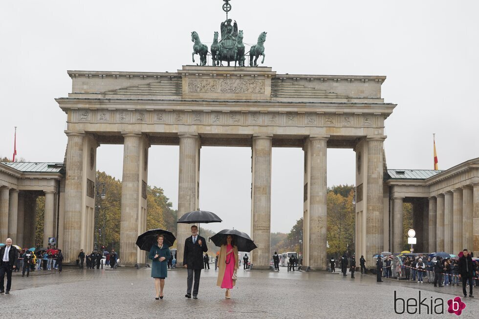 Los Reyes Felipe y Letizia y la Alcaldesa de Berlín en la Puerta de Brandeburgo en la Visita de Estado de los Reyes de España a Alemania