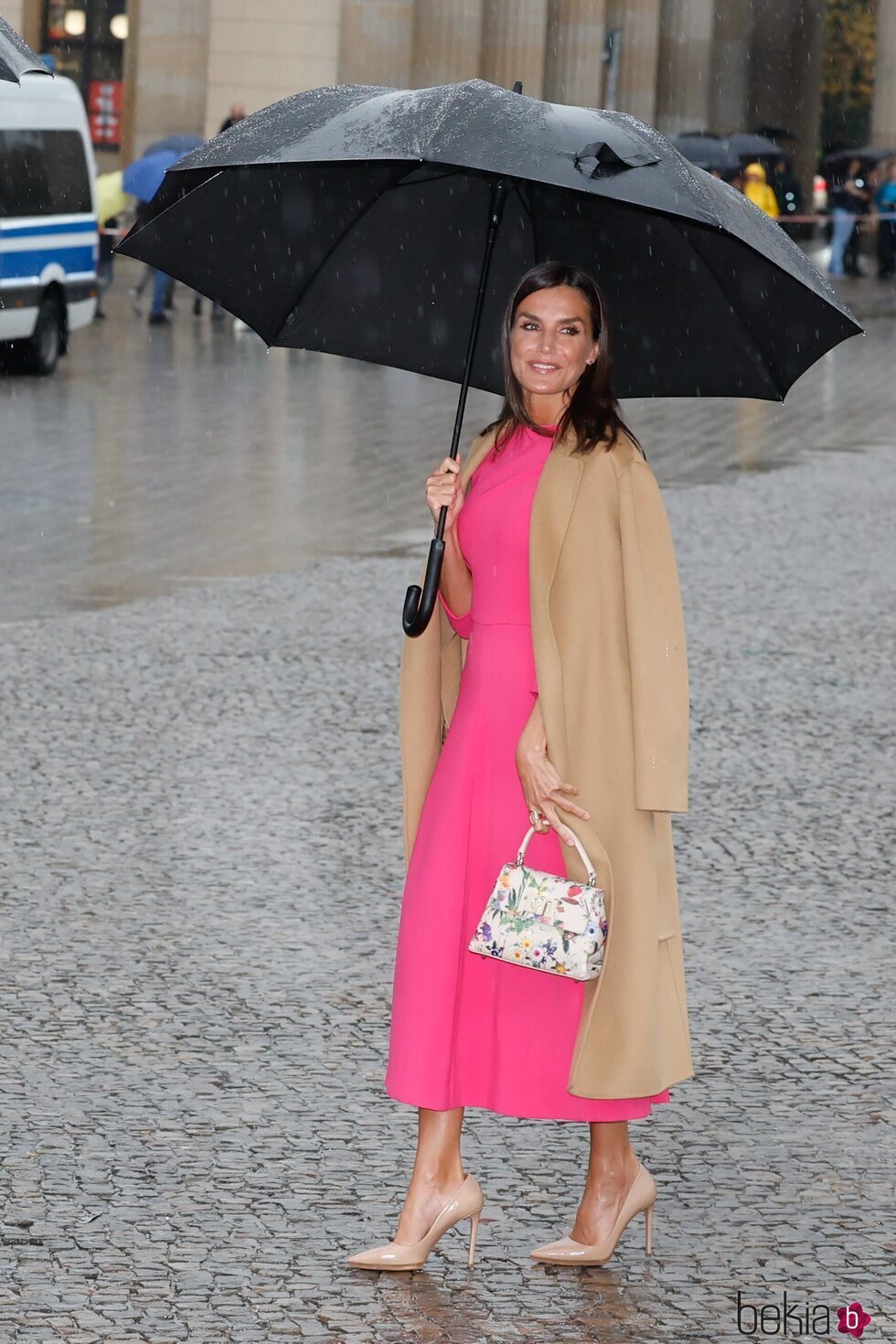 La Reina Letizia en la Puerta de Brandeburgo en la Visita de Estado de los Reyes de España a Alemania