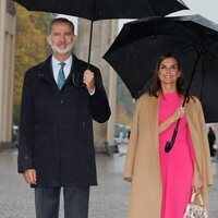 Los Reyes Felipe y Letizia en la Puerta de Brandeburgo en la Visita de Estado de los Reyes de España a Alemania