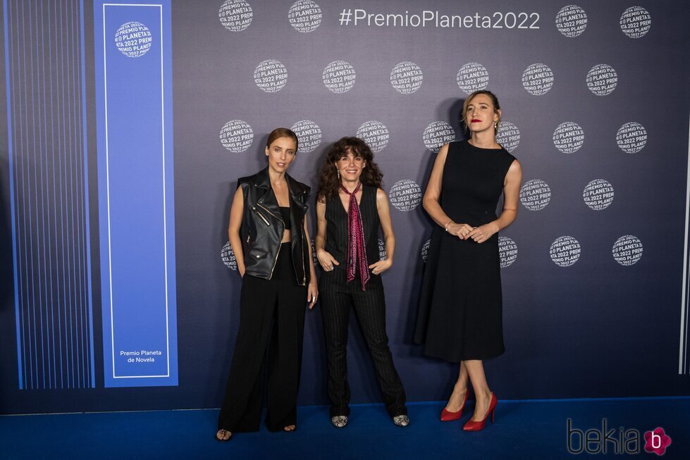 Leticia Dolera, Nuria Gago y Abril Zamora en el Premio Planeta 2022