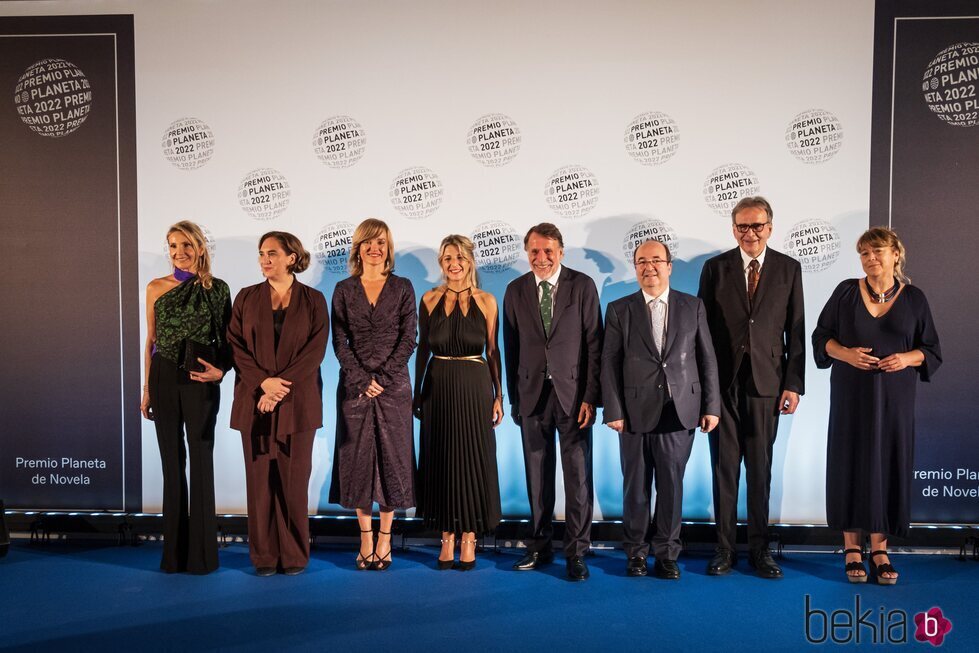 Columna Martí, Ada Colau, Pilar Alegría, Yolanda Díaz, José Crehueras, Miquel Iceta y Joan Subirats en el Premio Planeta 2022