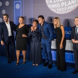 Roberto Leal, Gloria Serra, Sonsoles Ónega, Manel Fuentes, Sandra Golpe y Vicente Vallés en el Premio Planeta 2022