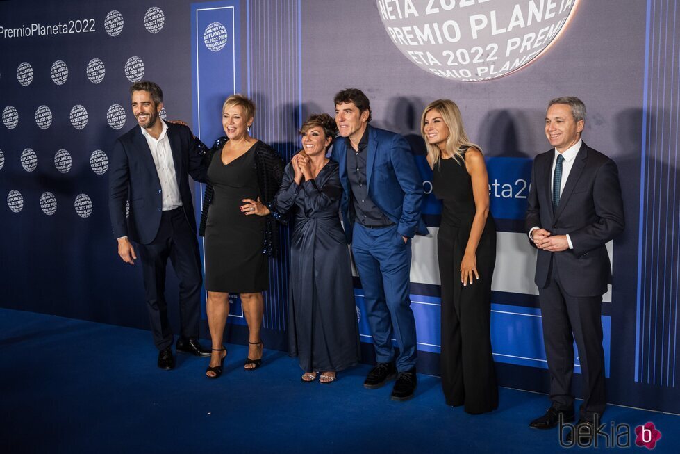 Roberto Leal, Gloria Serra, Sonsoles Ónega, Manel Fuentes, Sandra Golpe y Vicente Vallés en el Premio Planeta 2022