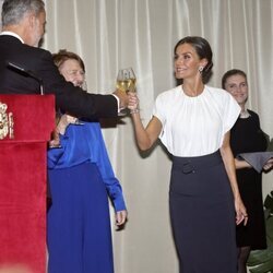 Los Reyes Felipe y Letizia brindando en la recepción en honor al Presidente de Alemania y su esposa en Frankfurt en su Visita de Estado a Alemania