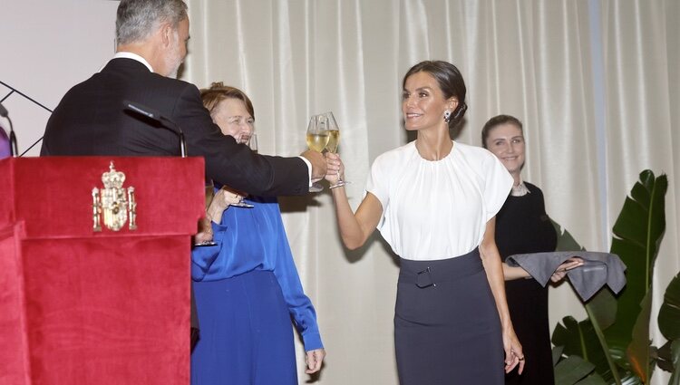 Los Reyes Felipe y Letizia brindando en la recepción en honor al Presidente de Alemania y su esposa en Frankfurt en su Visita de Estado a Alemania