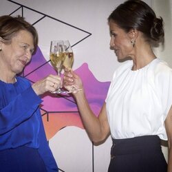 La Reina Letizia brindando con Elke Büdenbender en la recepción en honor al Presidente de Alemania y su esposa en Frankfurt