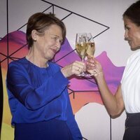 La Reina Letizia brindando con Elke Büdenbender en la recepción en honor al Presidente de Alemania y su esposa en Frankfurt