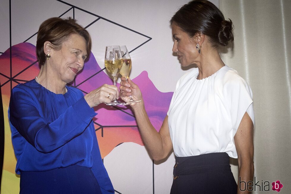 La Reina Letizia brindando con Elke Büdenbender en la recepción en honor al Presidente de Alemania y su esposa en Frankfurt