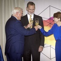 Los Reyes Felipe y Letizia brindando con el Presidente de Alemania y su esposa en Frankfurt