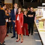 Los Reyes Felipe y Letizia recorriendo la Feria del Libro de Frankfurt 2022 en su Visita de Estado a Alemania