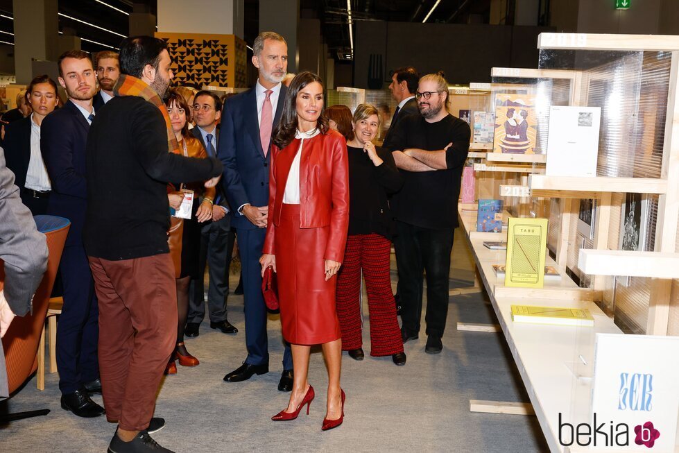 Los Reyes Felipe y Letizia recorriendo la Feria del Libro de Frankfurt 2022 en su Visita de Estado a Alemania