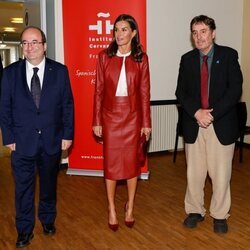 Miquel Iceta, la Reina Letizia y Luis García Montero en la sede del Cervantes en Frankfurt