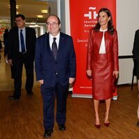 Miquel Iceta, la Reina Letizia y Luis García Montero en la sede del Cervantes en Frankfurt