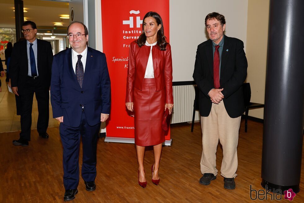 Miquel Iceta, la Reina Letizia y Luis García Montero en la sede del Cervantes en Frankfurt