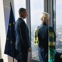 El Rey Felipe VI y Christine Lagarde admirando las vistas de Frankfurt desde la sede del Banco Central Europeo