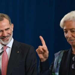 El Rey Felipe VI bromea con Christine Lagarde en la sede del Banco Central Europeo en Frankfurt