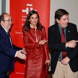 Miquel Iceta, la Reina Letizia y Luis García Montero haciendo indicaciones en la sede del Cervantes en Frankfurt