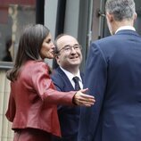 La Reina Letizia tiene un gesto con el Rey Felipe VI durante una conversación con Miquel Iceta en Frankfurt