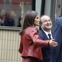 La Reina Letizia tiene un gesto con el Rey Felipe VI durante una conversación con Miquel Iceta en Frankfurt