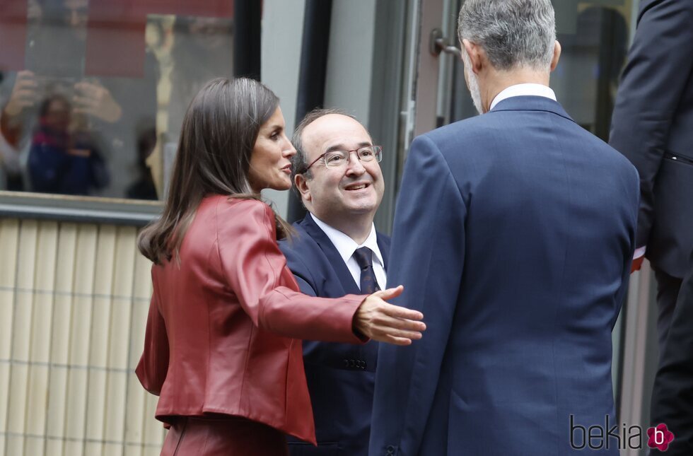 La Reina Letizia tiene un gesto con el Rey Felipe VI durante una conversación con Miquel Iceta en Frankfurt