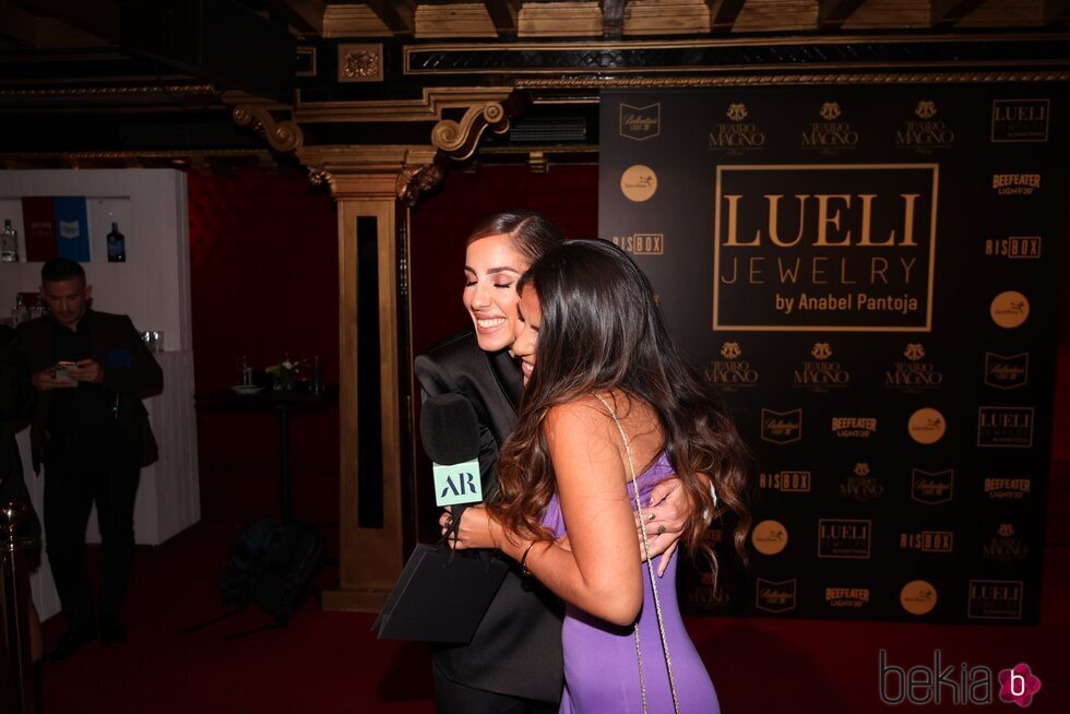 Anabel Pantoja e Isa Pantoja se abrazan en la presentación de joyas de la influencer