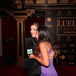 Anabel Pantoja e Isa Pantoja se abrazan en la presentación de joyas de la influencer