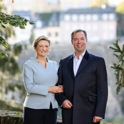 Guillermo y Stéphanie de Luxemburgo posan muy sonrientes en su décimo aniversario de boda