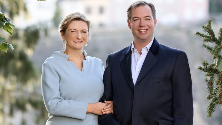 Guillermo y Stéphanie de Luxemburgo posan muy sonrientes en su décimo aniversario de boda