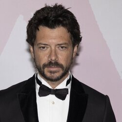 Álvaro Morte en la gala solidaria 'Cancer Ball' organizada por Elle