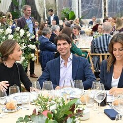 Cayetano Rivera de risas con Isabel Preysler y Ana Boyer en la fiesta de la cátedra de Mario Vargas Llosa