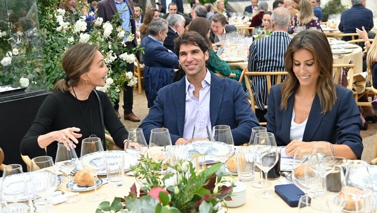 Cayetano Rivera de risas con Isabel Preysler y Ana Boyer en la fiesta de la cátedra de Mario Vargas Llosa