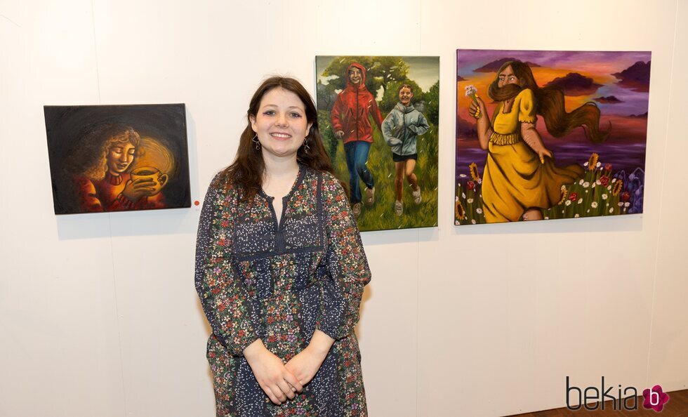 Maud Angelica Behn en la inauguración de su exposición pictórica