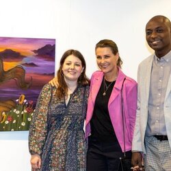 Maud Angelica Behn con Marta Luisa de Noruega y Durek Verrett en la inauguración de su exposición pictórica