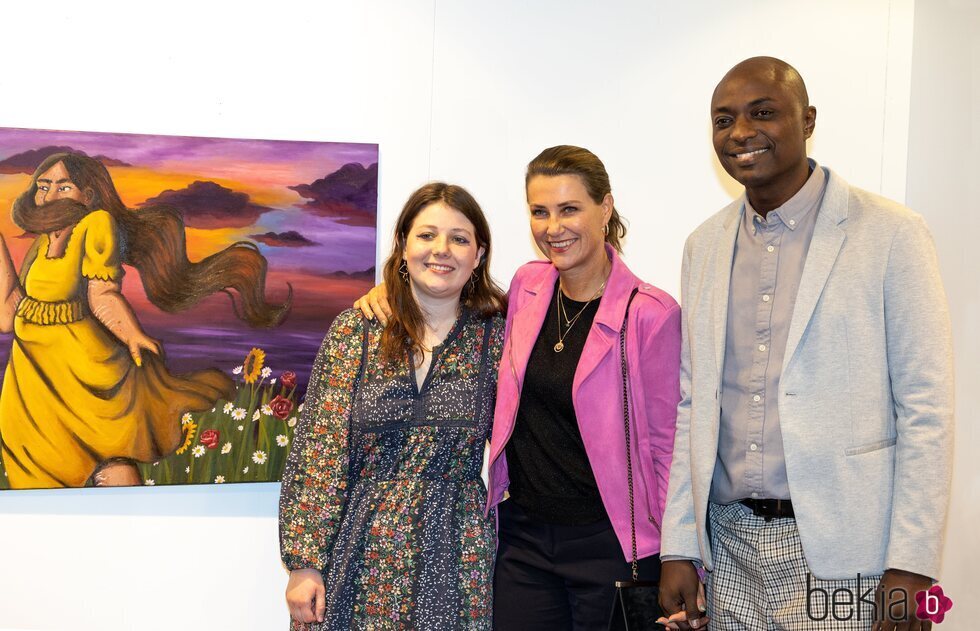 Maud Angelica Behn con Marta Luisa de Noruega y Durek Verrett en la inauguración de su exposición pictórica