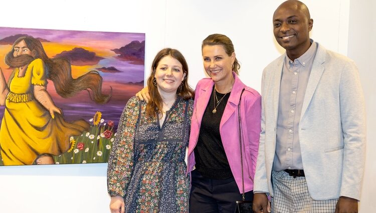 Maud Angelica Behn con Marta Luisa de Noruega y Durek Verrett en la inauguración de su exposición pictórica